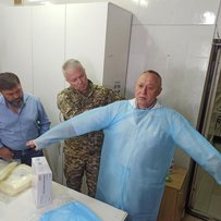 Генерал-лейтенант Сергій Наєв передав медикам 47 000 комплектів захисного та ізоляційного медичного одягу – Урядовий Кур’єр