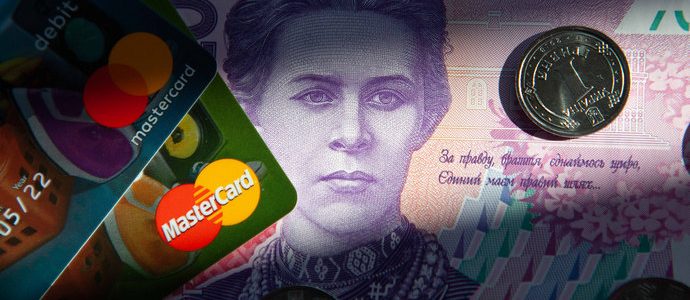 У банках, на АЗС та в супермаркетах: де можна зняти готівку в Україні